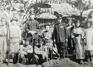 日治時期的建山部落，應位於舊勤和。照片人物包含陳斯惠女士的爺爺。照片提供：陳斯惠