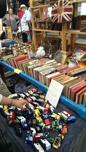 舊書、玩具攤