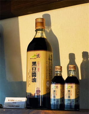 ◀用展覽的方式展出陽明山的特產「黑豆醬油」。（圖／張宸瑄）