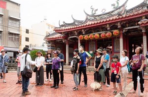 隊伍在元清觀前探索過去的文化歷史