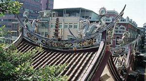 霞海城隍廟屋脊以剪黏裝飾。
