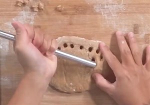 麵團擀成0.3公分的厚度，拿一支不鏽鋼吸管戳出小麵團，再用手搓圓。反覆動作製作黑糖珍珠