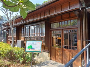 台中文學館-主題特展館〈回首‧向來〉