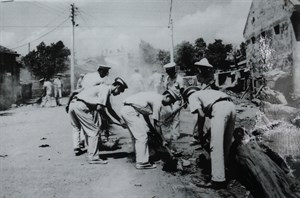 館藏1970年代北高學生進行社區消除髒亂的衛生勞動服務老照片之二