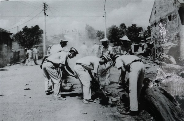 北港高中鄉土文物館館藏文物：早期北高學生衛生勞動服務老照片