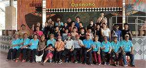 2023年8月興中國小師生們前往拜訪Oponoho，交流關於岩雕的傳說。