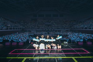 韓國女團fromis_9與粉絲們一起舉著手幅拍照