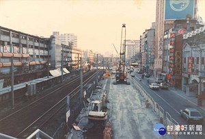 夕陽時，中華商場旁的鐵道與一旁的鐵路地下化工程