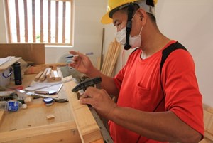 07劉勝仁師傅正在為修復窗戶的材料進行丈量與標記。照片為2021年8月4日攝於苗栗陳留堂。