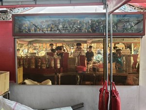 城隍廟右側