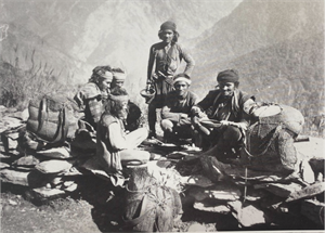 外出狩獵的布農族獵人們，圖片來源：《瀬川孝吉台灣原住民族影像誌一布農族篇》 授權：南天書局