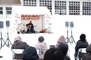 謝銘祐在以「雪」搭建的舞台盡情熱唱