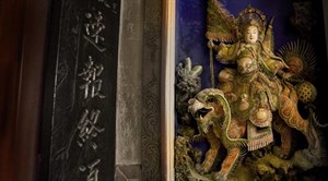 拜殿內牆有日治時期重修時所作「祈求吉慶」剪黏裝飾；圖為「祈求」。