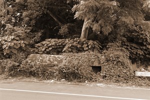 看北港中正路的防空壕老照片仍可以感受到過往兩岸肅殺的軍事對峙情境
