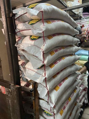 現今的米糖係以化學纖維製造的袋子裝載