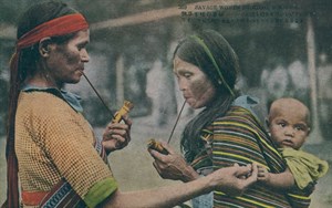 抽煙斗的泰雅族婦女
