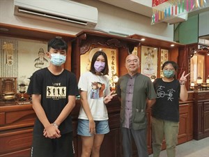 參展者與大新佛具老闆