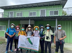 右一美濃湖水雉棲地主任陳柏豪，右四鱉池代表人陳慧珠