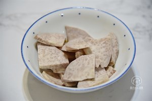 1.將芋頭切片放入電鍋中外鍋2杯水蒸熟。