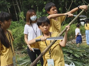 鄒族山林教室體驗活動部落進行移地教學（搭建獵寮）