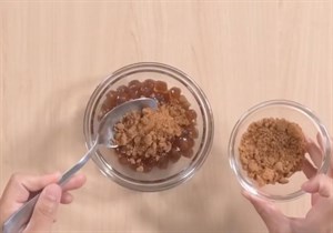 用冰水沖洗珍珠，如果要吃黑糖珍珠，瀝乾水分後倒入黑糖粉攪拌