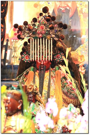 龕前的關聖帝君神像