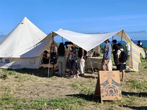 在阿米斯音樂節現場搭起帳篷作為展場