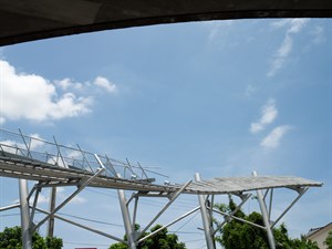 員山機堡中隱喻飛機跑道的新增建築