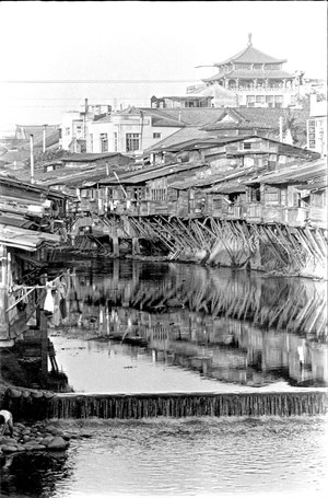  1950年柳川沿岸吊腳樓倒映
