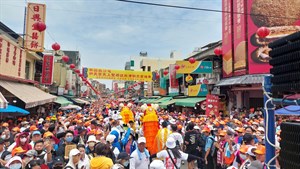 人潮滿滿香燈腳