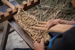 潘鳳英耆老依「荖濃生」情境製作大草鞋