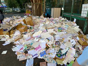 堆積如山的參考書與考卷