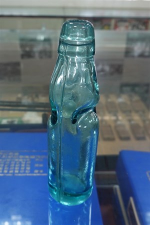 彈珠汽水瓶中段有兩處圓弧凹陷造型
