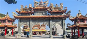 保安宮正門含牌坊與左右涼亭