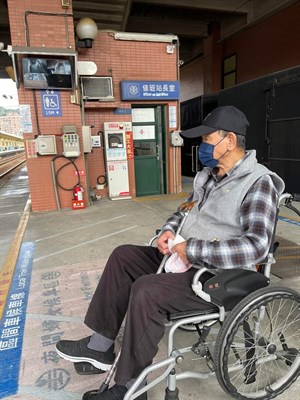 阿公坐輪椅搭火車