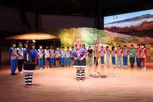 鄒族山林教室體驗活動部落進行移地教學（歌舞體驗）