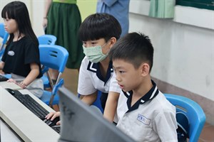 學生相互幫助，一起跟上老師上課進度