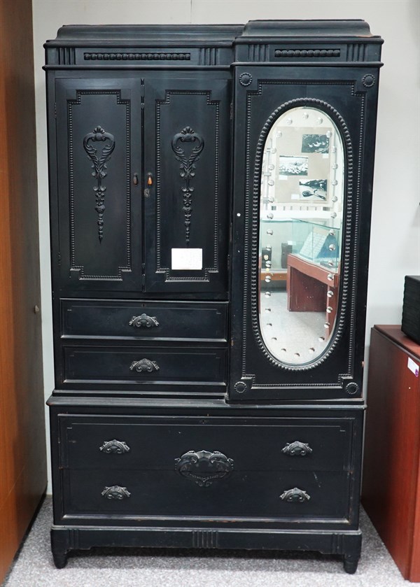 北港高中鄉土文物館館藏文物：日治時期衣櫃