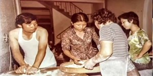 一家人正在製作包子、饅頭