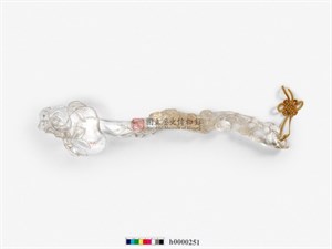 國立歷史博物館藏《水晶如意》（典藏編號h0000251）為九柄如意套件中之一件。