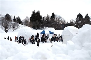 演唱會前幾天新潟下著暴風雪，開唱當天天氣晴朗，尾聲在小雨中結束