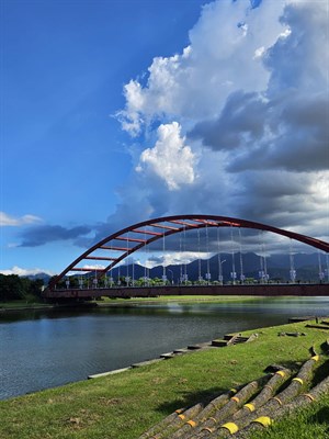 園區內視角冬山河畔利澤簡橋