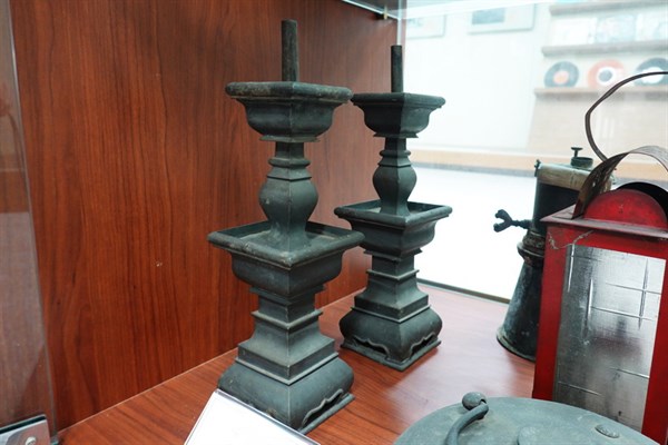北港高中鄉土文物館館藏文物：早期燭臺兩對