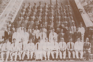 1940年，礦山機械工養成所第一期生、教職員
