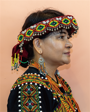 *圖為服飾中的菱形紋與百步蛇。服飾為莎妃·巴樂樂霏提供