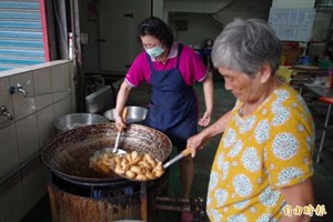 剛出鍋的鱷魚餐包
