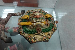 館藏咬劍獅交趾陶