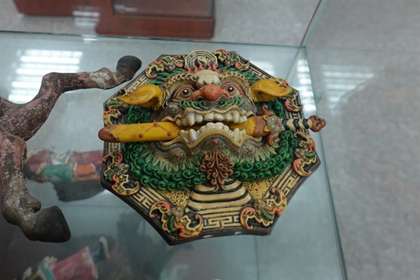 北港高中鄉土文物館館藏文物：八卦獅、咬劍獅交趾陶