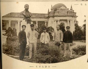 臺北高等學校1932年第5屆理乙班於在臺北水道唧筒室巴爾頓銅像前合影