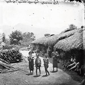 〈荖濃Hong -kos的房屋〉許多大武壠族人正叼著菸斗。來源：Wellcome Collection